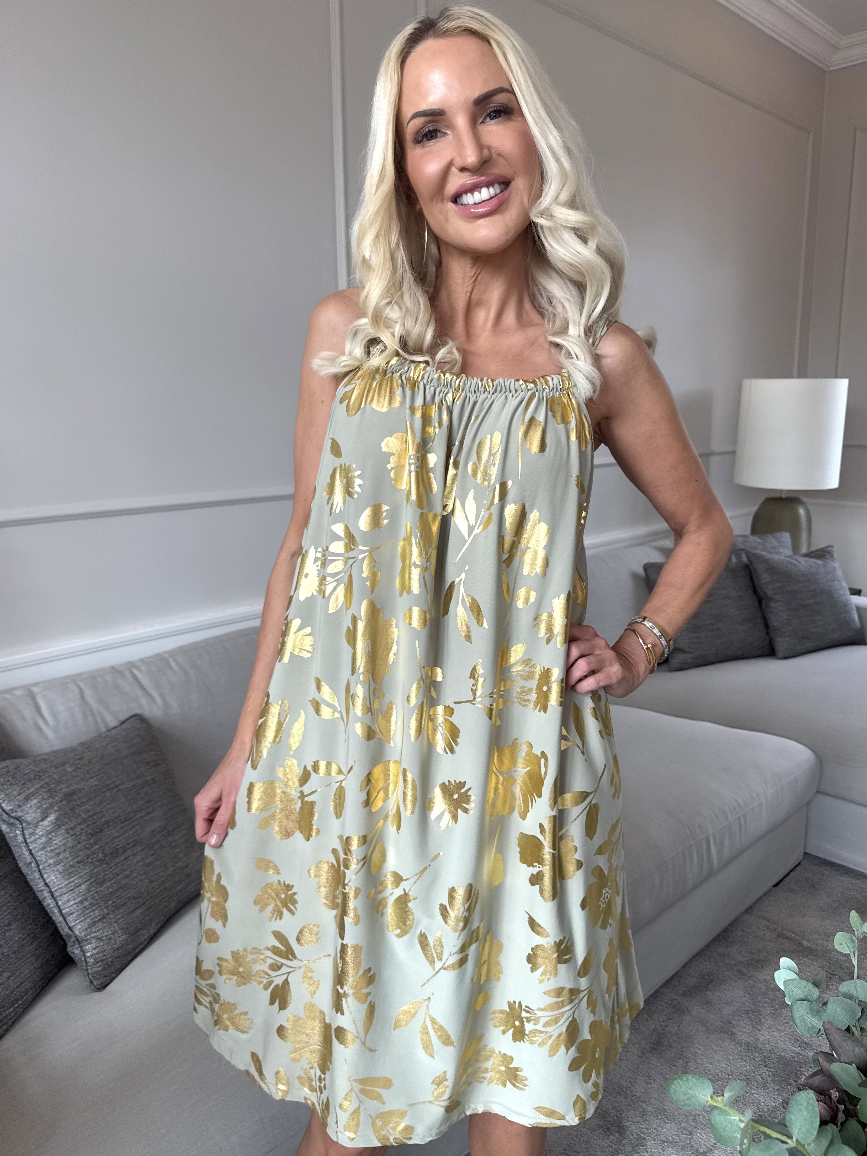 SunLove Gold Flower - Elastisk stropkjole med store guldblade